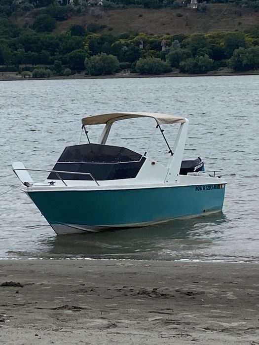 Vand barca cu motor