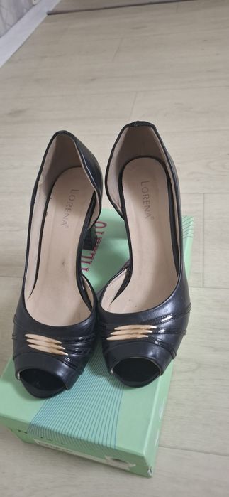 Продаю женские туфли