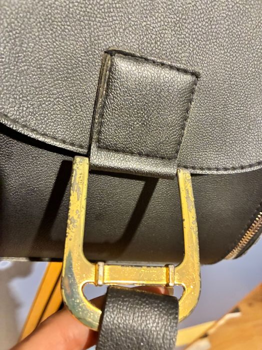 Чантичка със златисти елементи