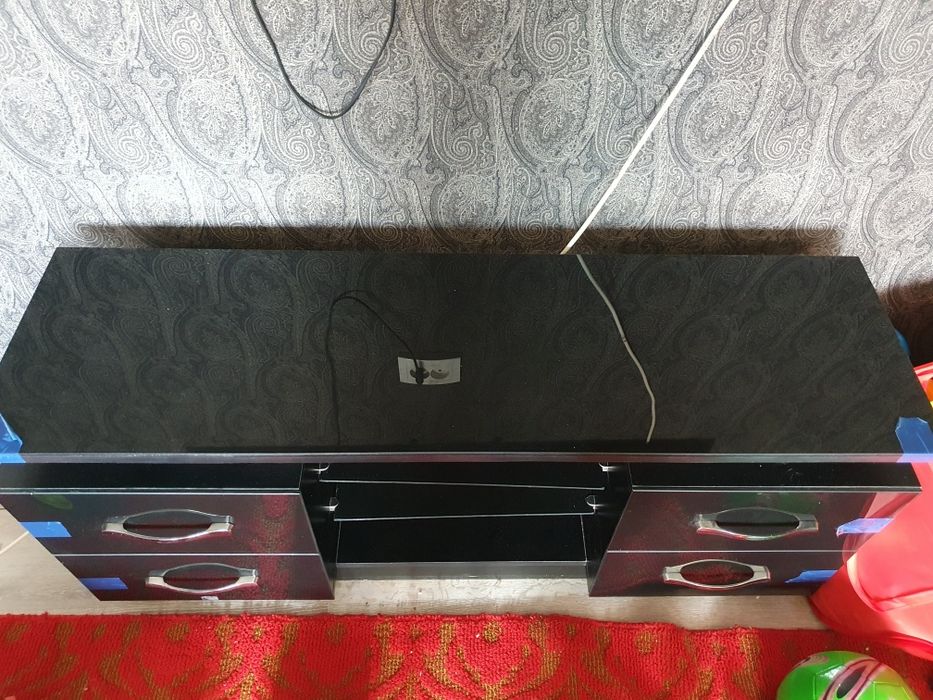 Тумба под телевизор с кронштейном