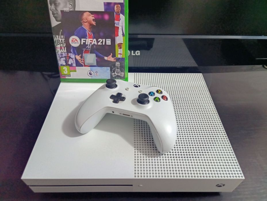 Xbox One S 500 GB în stare perfectă cu un controller + jocul Fifa 21