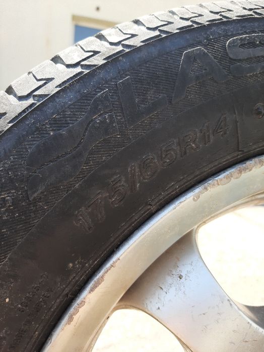 Автомобилни гуми с джанти