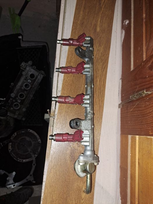 Рейка с инжектори за дайхатсу териос 1.3 86 коня Бензин