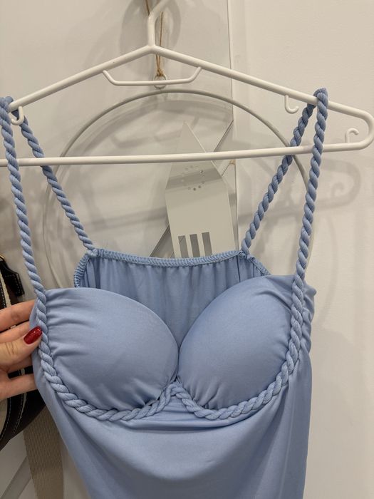 Син топ с вградени чашки