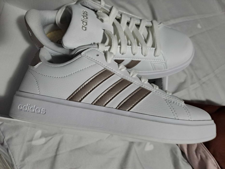 Vand addidas noi