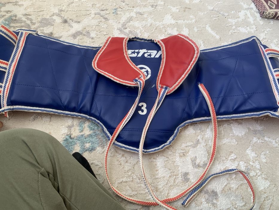 Продам протектор для таеквондо шлем для ног и перчатка