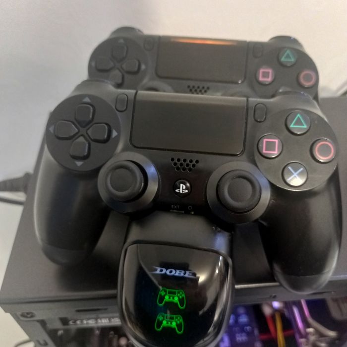 2 геймпада DualShock 4 (PS4) + док-станция DOBE