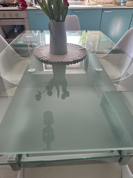 Masa sticla securizata , extensibilă cu  scaune incluse