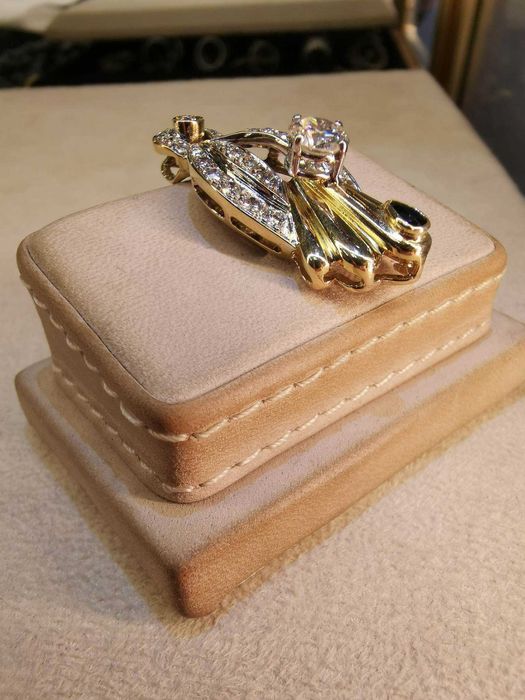 Продавам елегантна златна висулка с диаманти