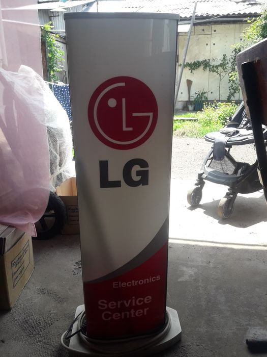 Напольный фирменный светильник