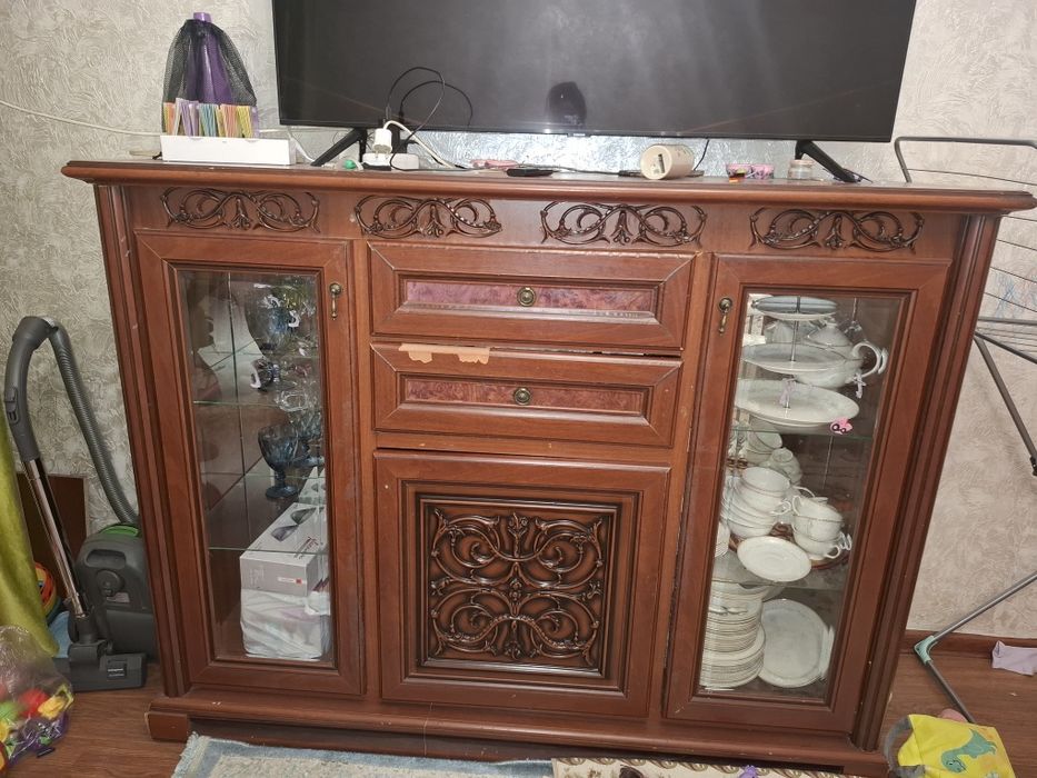 Продам комод-витрина
