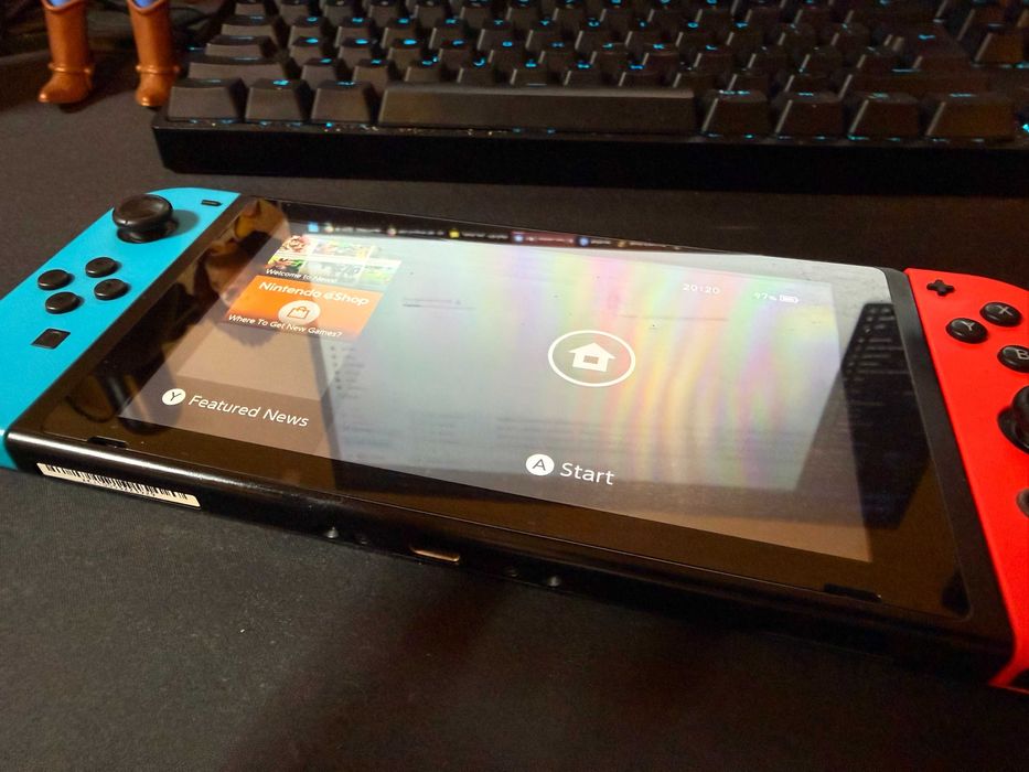 Nintendo Switch (пълен комплект + 4 джойкона + бонус аксесоари и 7 дни онлайн)