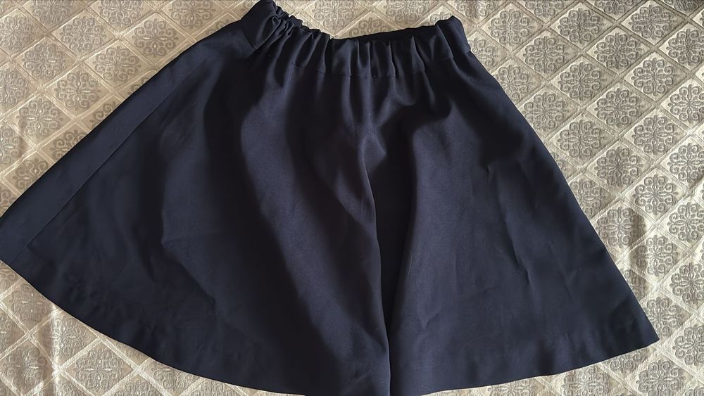 Школьные пиджаки, рубашки и юбка