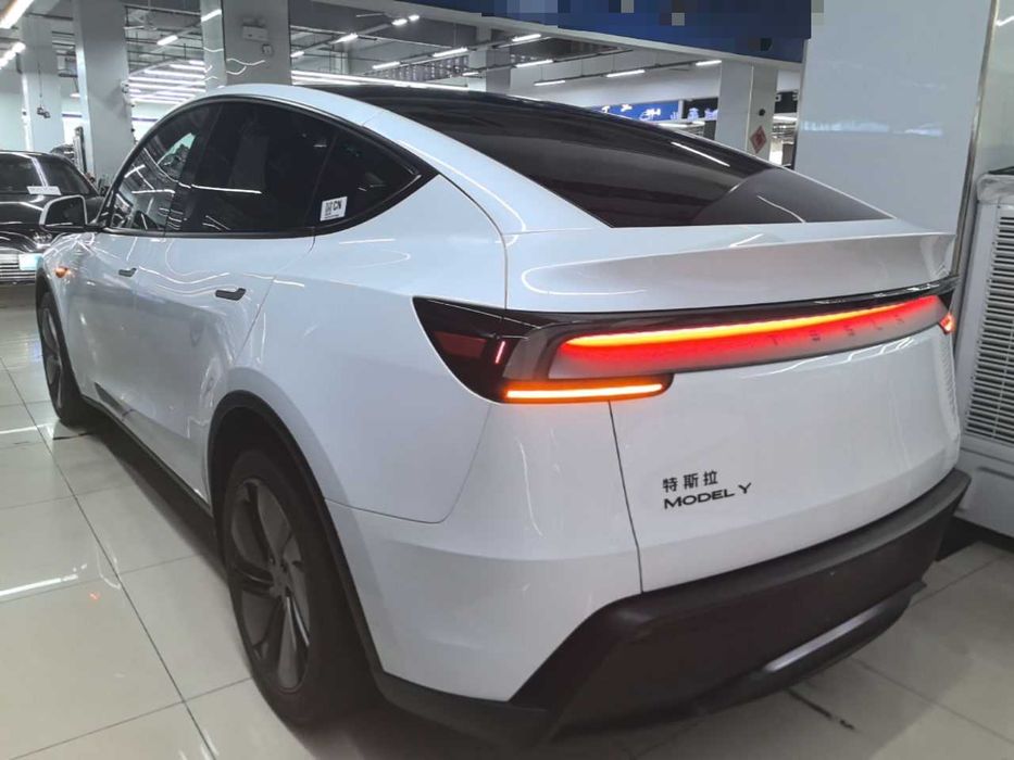 Tesla Model Y 2026 Rear-Drive Model