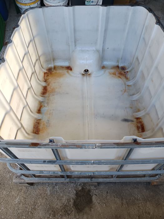 Съд за течности с отвор за източване