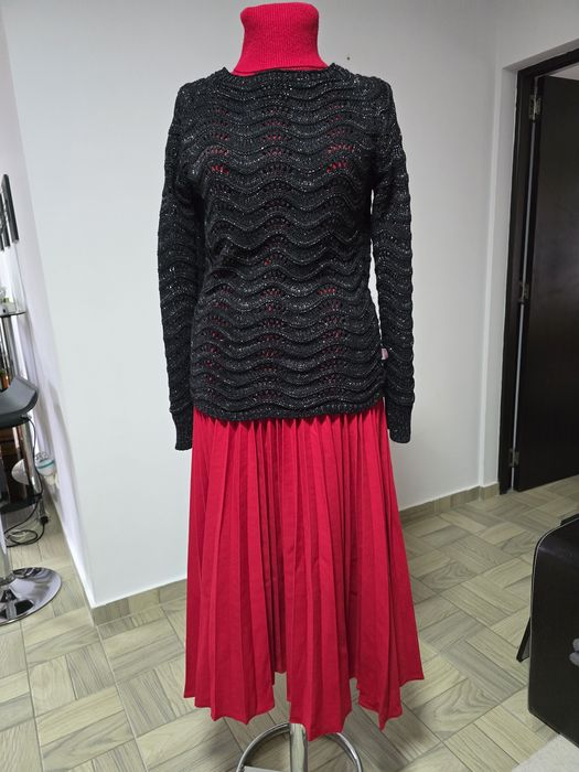 Pulover negru cu insertii de fir argintiu;