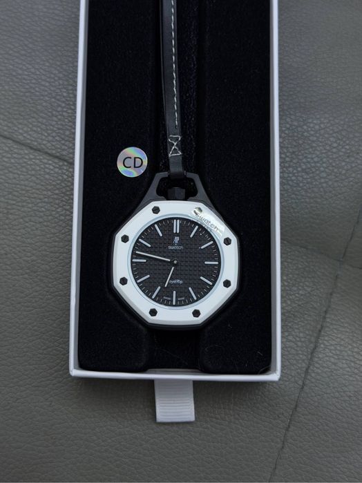 Swatch и Audemars Piguet хар хил рангидан