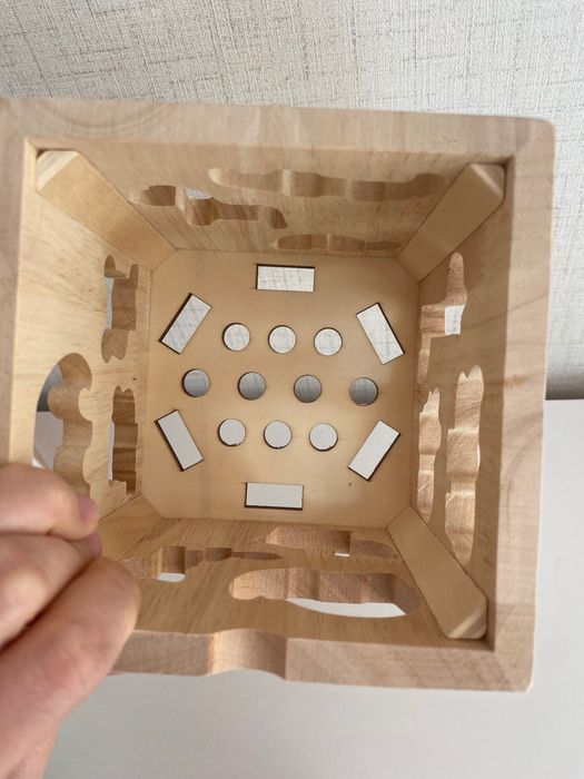 Сензорен дървен куб за двигателни умения - 8 в 1, монтесори