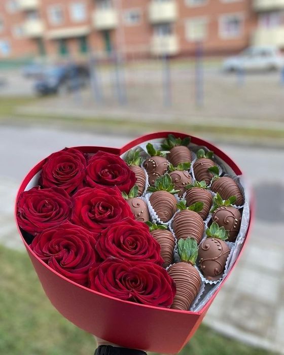 Клубника, финики и бананы  в шоколаде