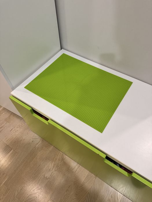 Стол-тумба икеа с ковриком для лего