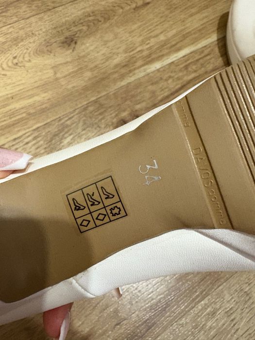 Бели обувки  на висок ток