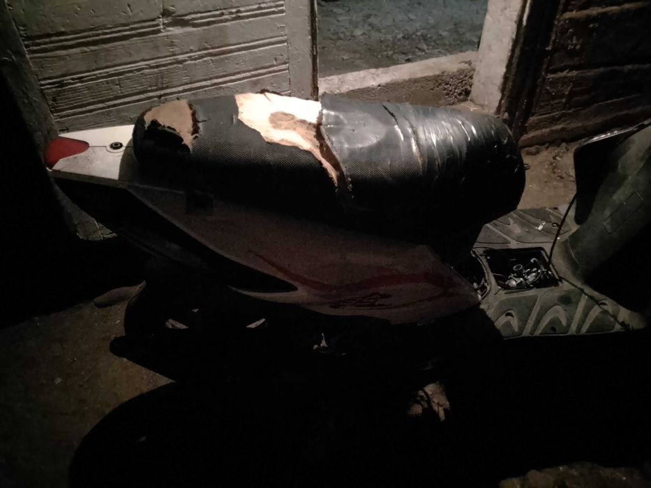 Vând scuter kewais defect carburatorul și o mobra nu are carburatorul