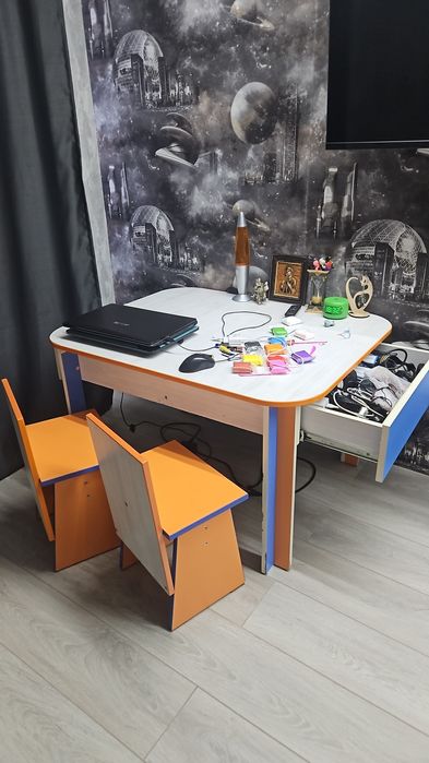 Детский стол с 2 стульчиками
