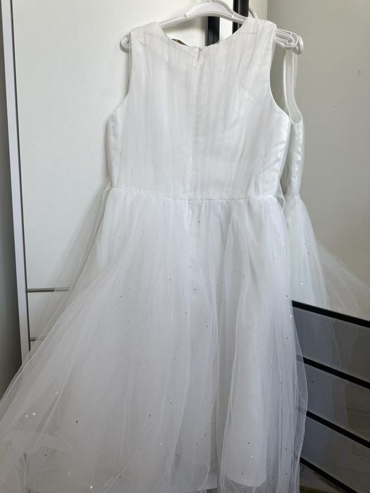 Нарядное белое платье