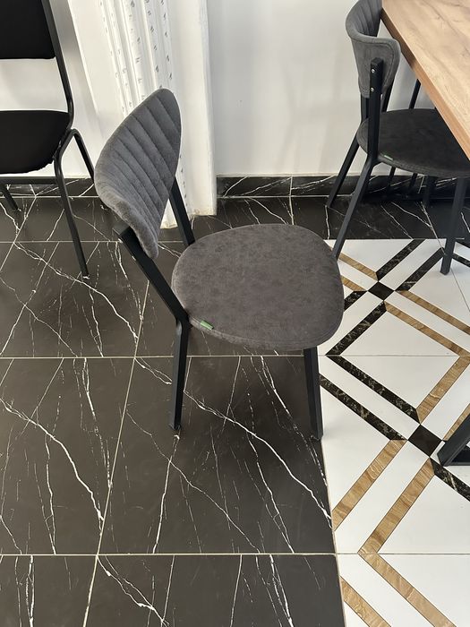 Restoran yoki kafe uchun stol va stullar