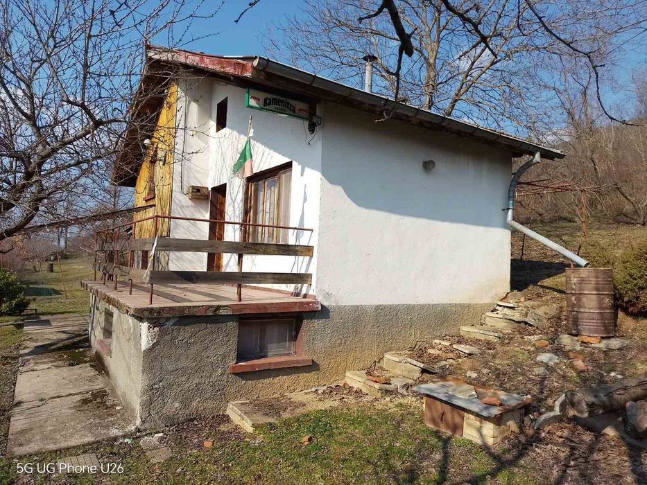 Продавам вила с два парцела