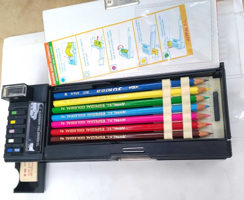 Несесер за моливи за ученици от гимназията от 60-те години на миналия век, който само много заможни семейства можеха да си позволят.