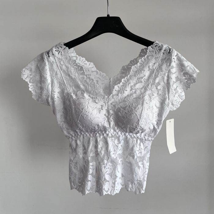 Дантелен топ НОВ с етикет