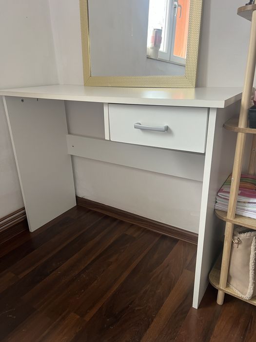 Vand birou plus oglinda( sau masa de machiaj) si scaun .