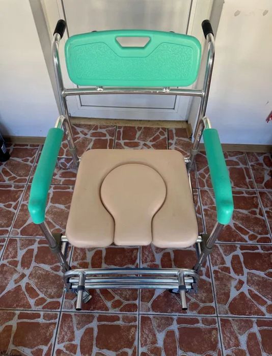 Carucior cu rotile tip scaun toaleta WC - persoane cu dizabilități