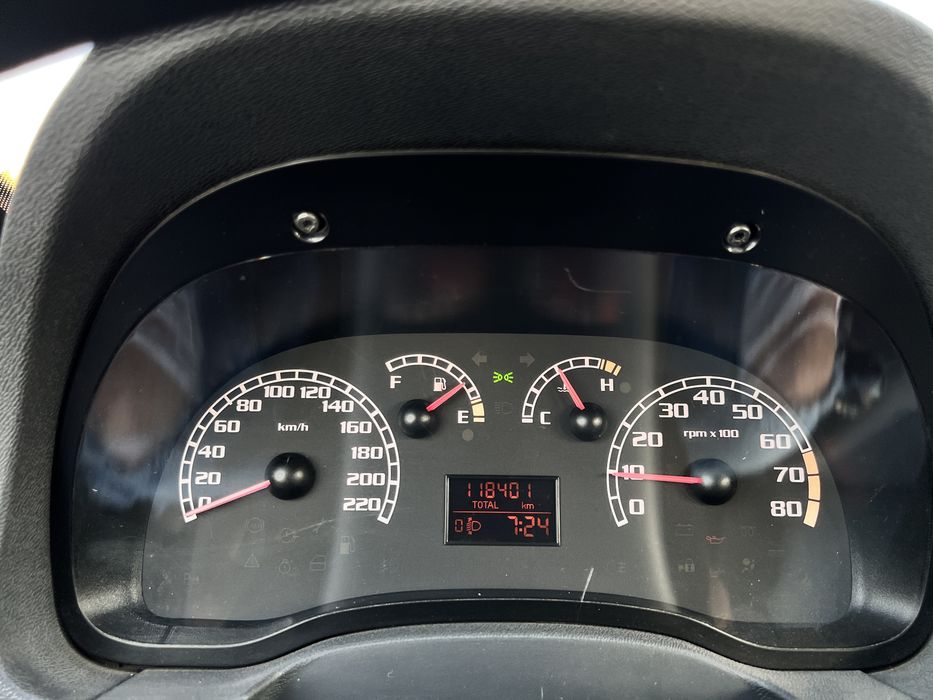Fiat Albea 1.4 benzina 118 000 km 2009 acte valabile , proprietar