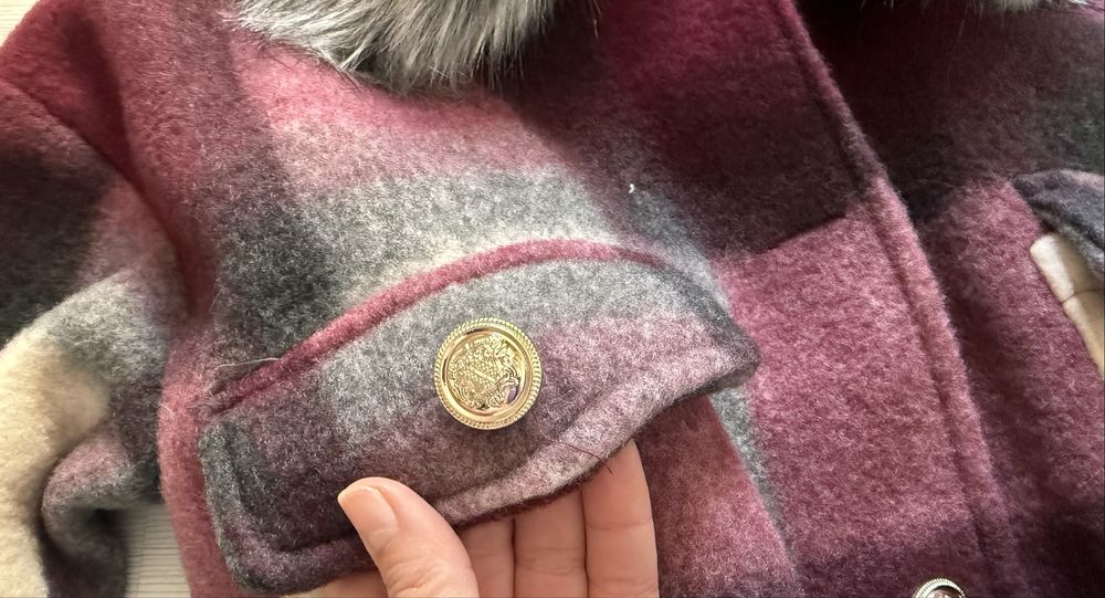 Дамско палто в бордо с яка изкуствен косъм