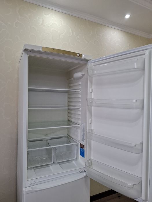 Продаеться Холодильник Indesit
