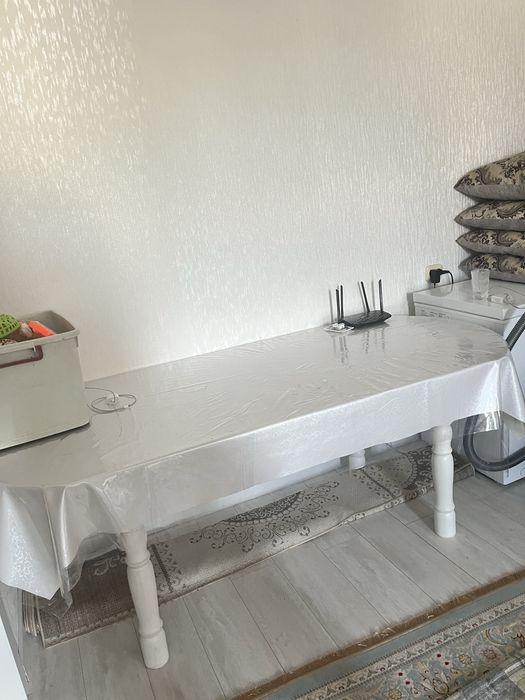Продается стол и 8 стульев.