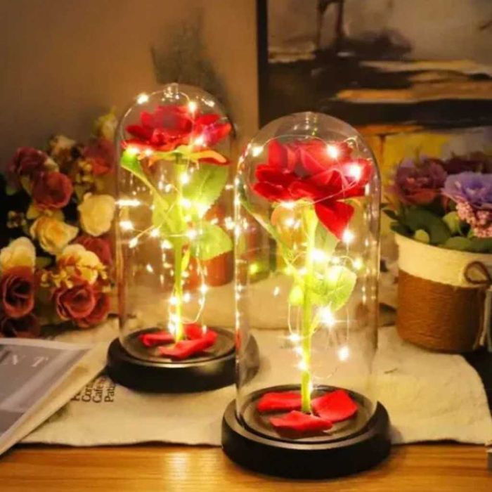 Красива осветена роза в стъкленица с красива подаръчна кутия