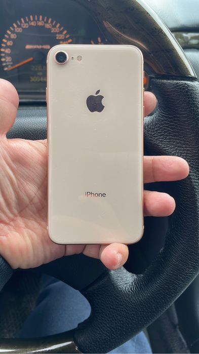 Продается Iphone 8 срочно