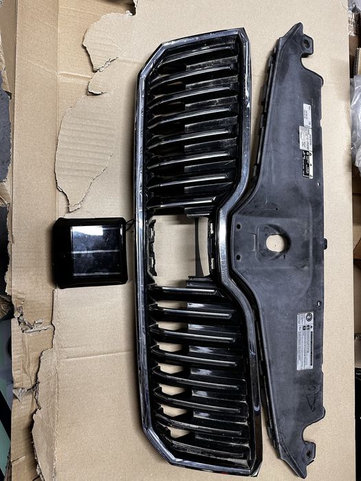Grilă radiator.capac distronic skoda superb 3.v.