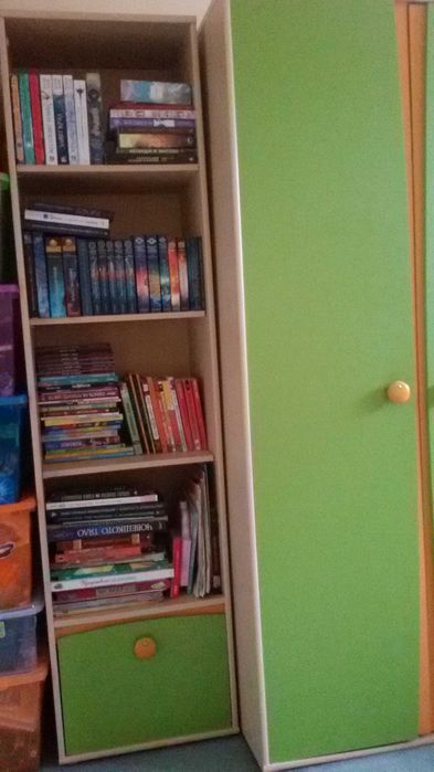 Обзавеждане детска стая легла гардероби бюро етажерка комод