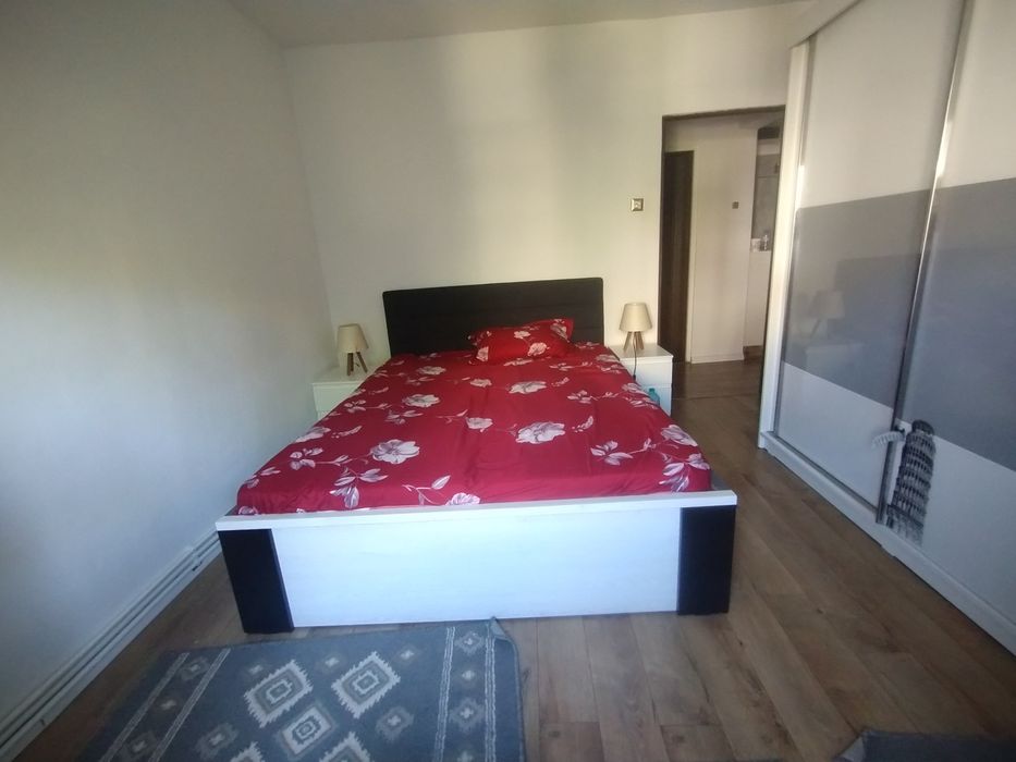 Inchiriez apartament 2 camere Hotel Rusca in spate