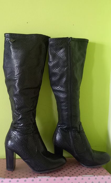 Дамски лачени ботуши с висок, дебел ток.