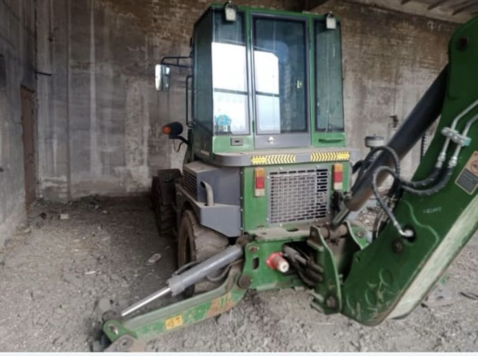 Экскаватор-погрузчик