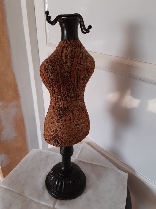 Suport-bust ptr bijuterii din lemn , inaltime 42cm