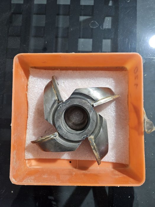 Фреза по дерево авалный.