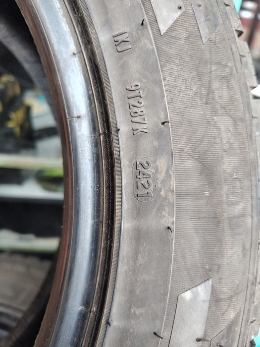 Продавам 2 зимни гуми 215/60/17 С бус Pirelli
