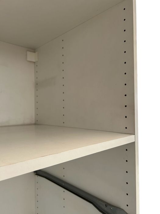 Шкаф с издърпващи се кошници