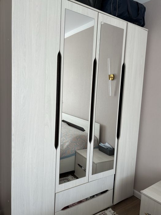 Шкаф сатылады жағдайы жақсы сынбаған. Ортасында полка екі жағы платиль